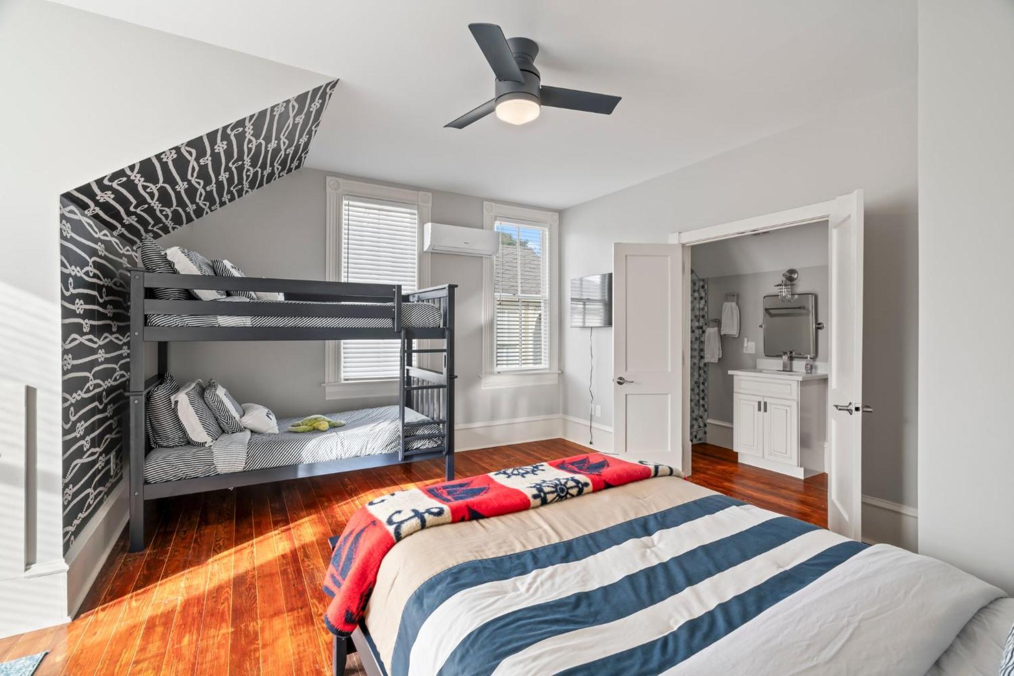 Historic Galveston Family Beach Home With 3 King Beds Экстерьер фото