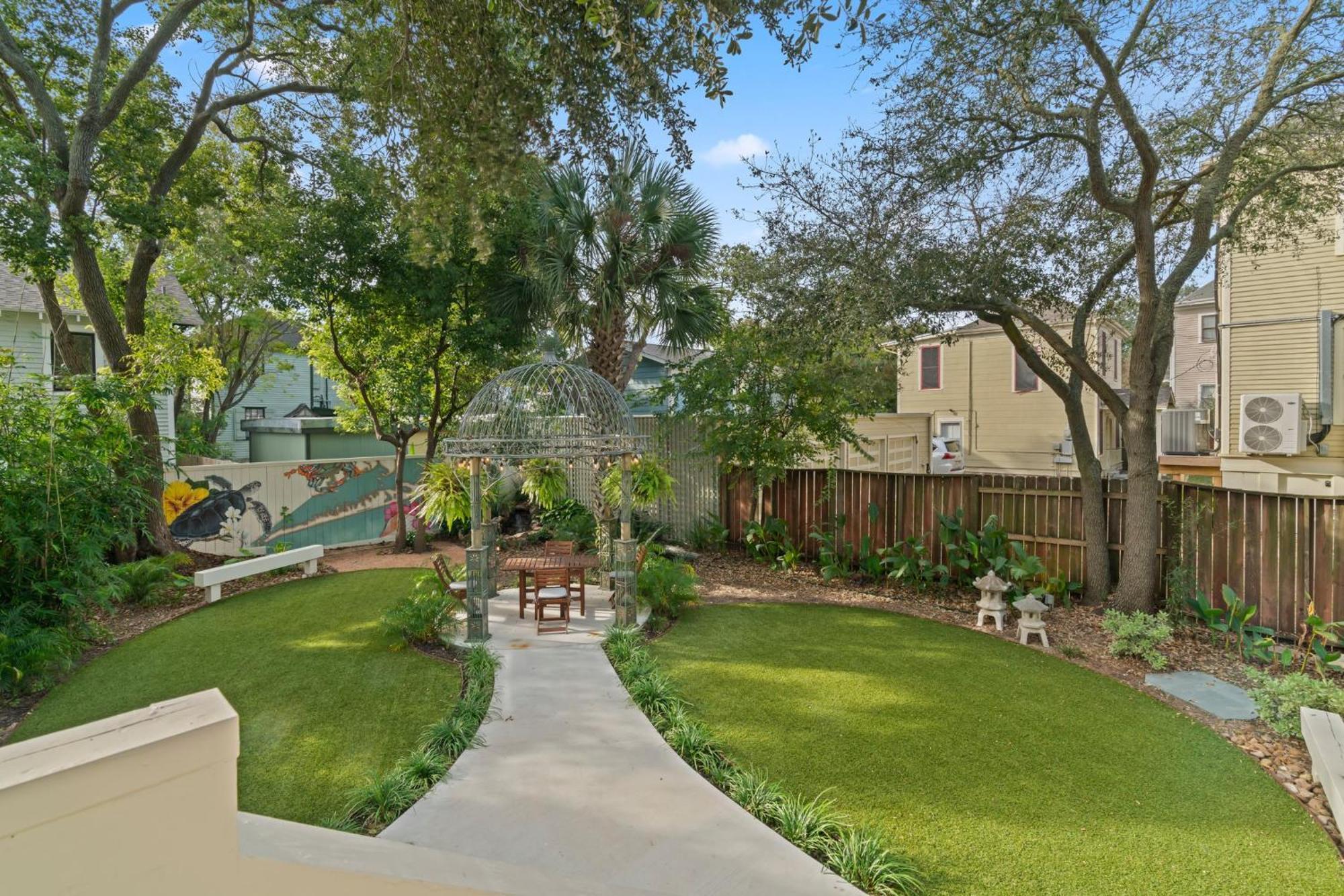 Historic Galveston Family Beach Home With 3 King Beds Экстерьер фото